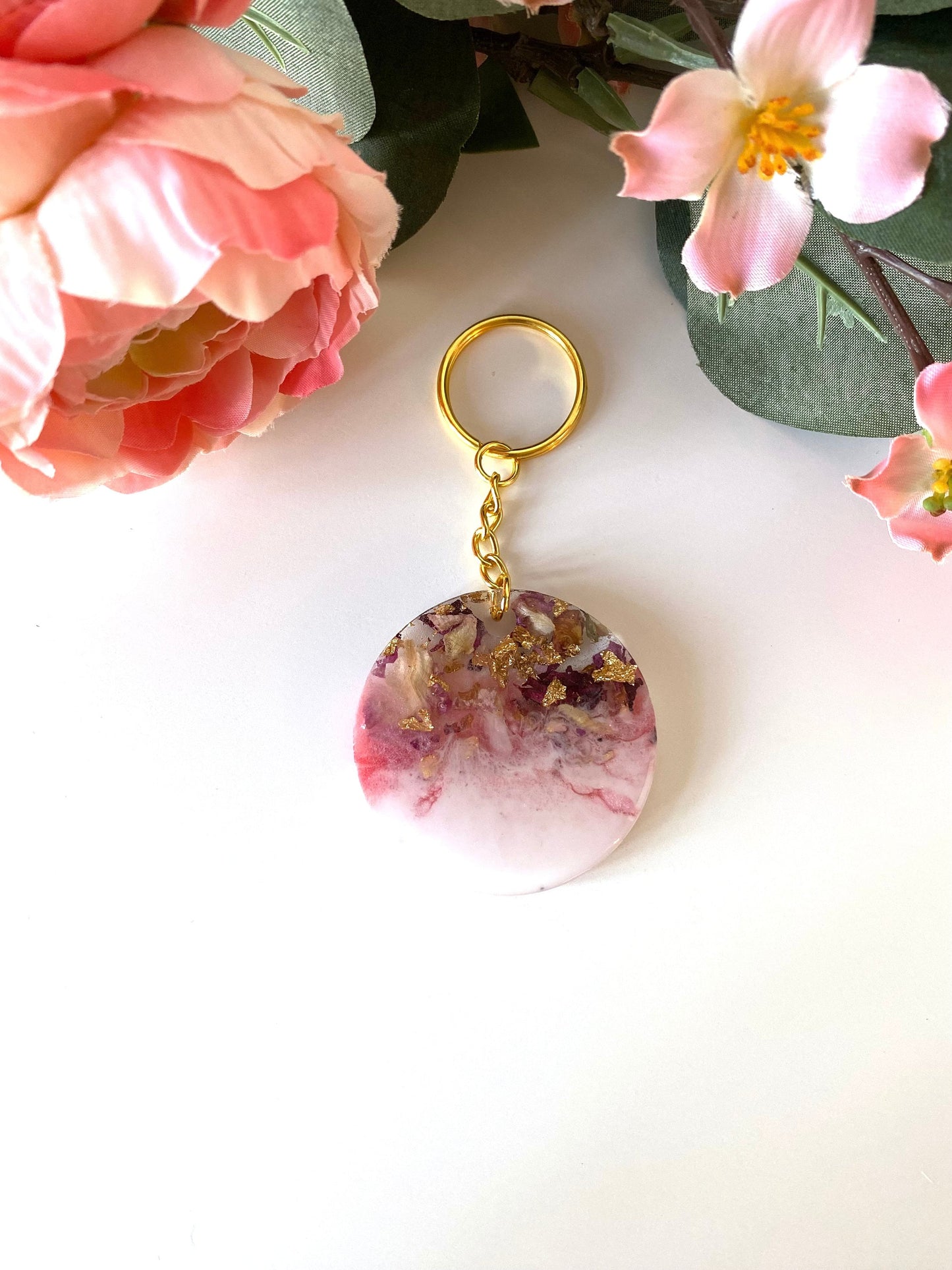 Pink and white round resin keychain with dried flowers and gold leaf, non-personalised, handmade resin keyring for everyday use or gifts