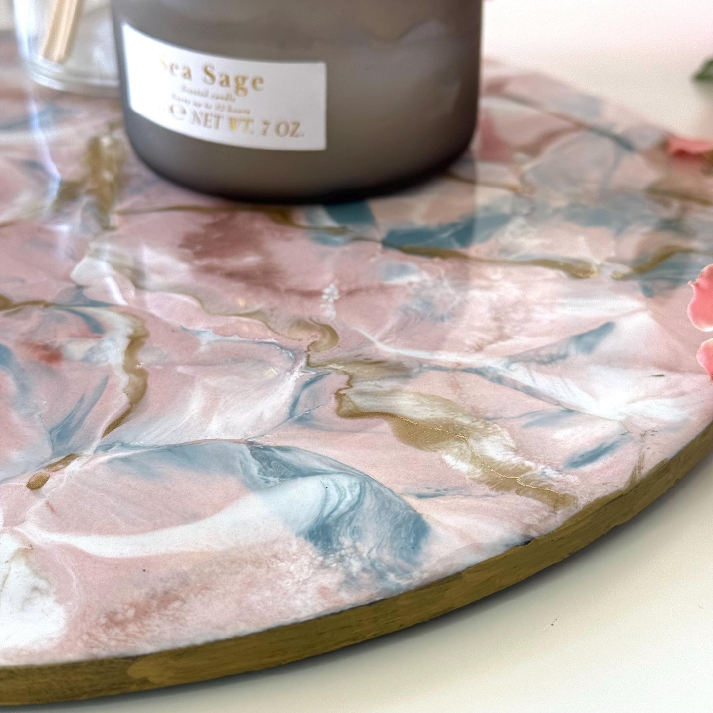 Close-up of pink and gold marble-style resin tray with slate base, highlighting hand-painted gold edges, elegant round centrepiece tray for home decor or serving